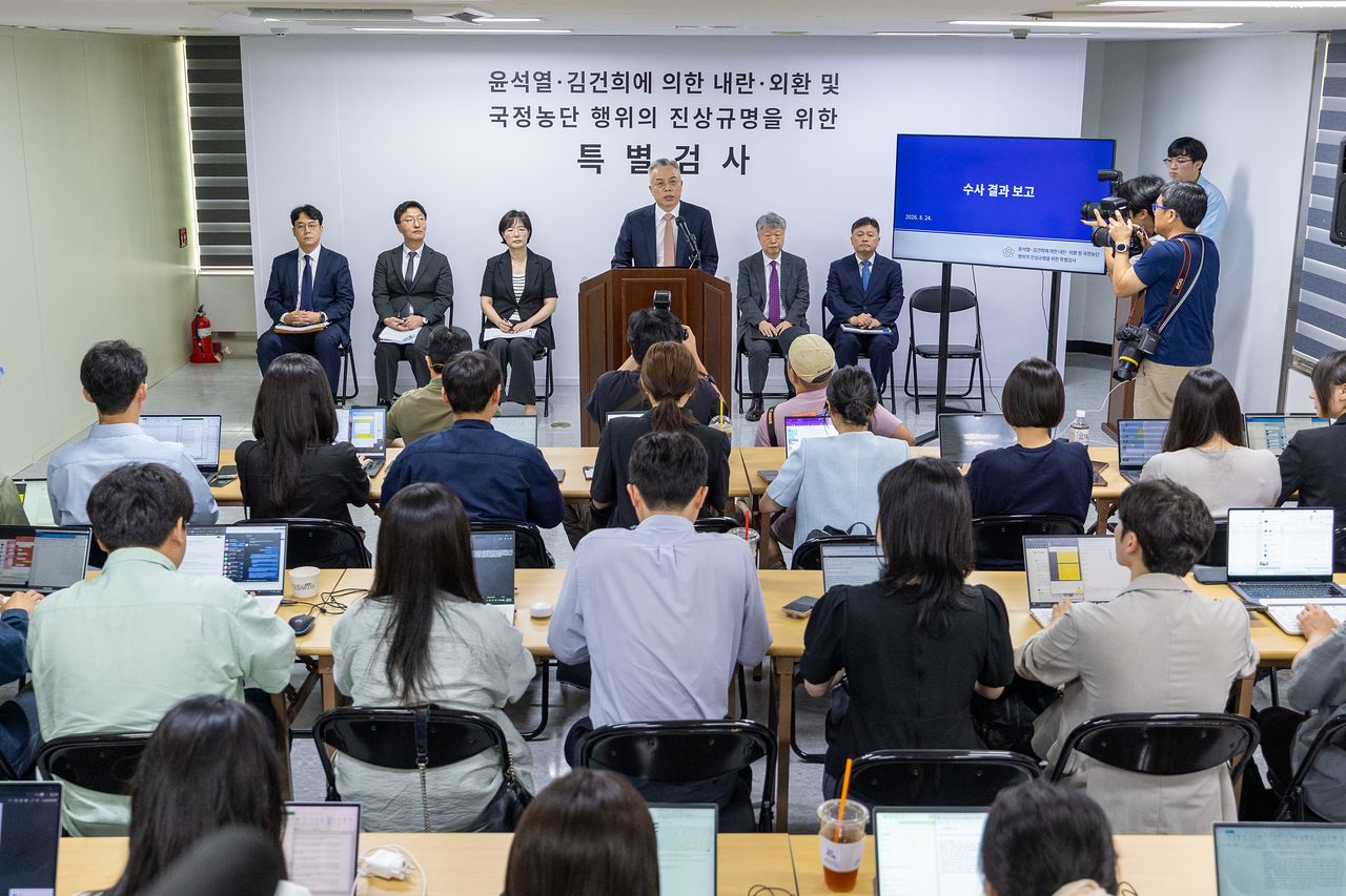 권창영 2차 종합특별검사가 24일 경기 과천시 특검사무실에서 2차 종합특검 180일간의 수사 결과에 대해 브리핑을 하고 있다. 특검은 수사 기간 180일 동안 총 58명을 재판에 넘기고 46건을 경찰청 국가수사본부에 이첩했다. 뉴스1