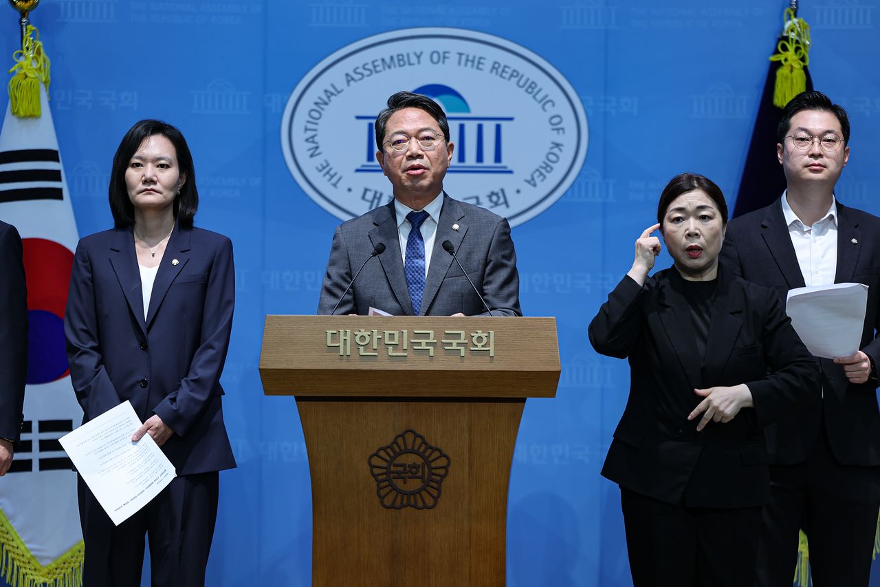 김승원 법제사법위원회 여당 간사를 비롯한 여당 소속 법사위원들이 21일 서울 여의도 국회 소통관에서 조희대 대법원장 사퇴 촉구 기자회견을 하고 있다. 뉴스1