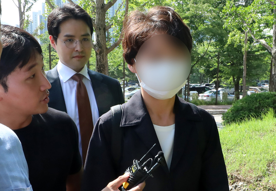 7억원대 뇌물을 수수한 혐의를 받는 경찰 간부 김모 경무관이 피의자 조사를 받기 위해 2023년 7월 28일 경기도 과천시 중앙동 고위공직자범죄수사처(공수처)로 들어서며 취재진의 질의를 받고 있다. 뉴스1