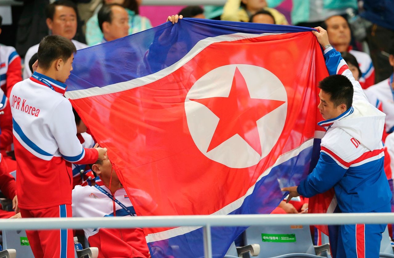 지난 2014년 10월 1일 인천에서 열린 제17회 아시안게임 여자 축구 결승전에서 북한 선수단이 북한 국기를 펼치기 위해 준비하고 있다.AP=연합뉴스