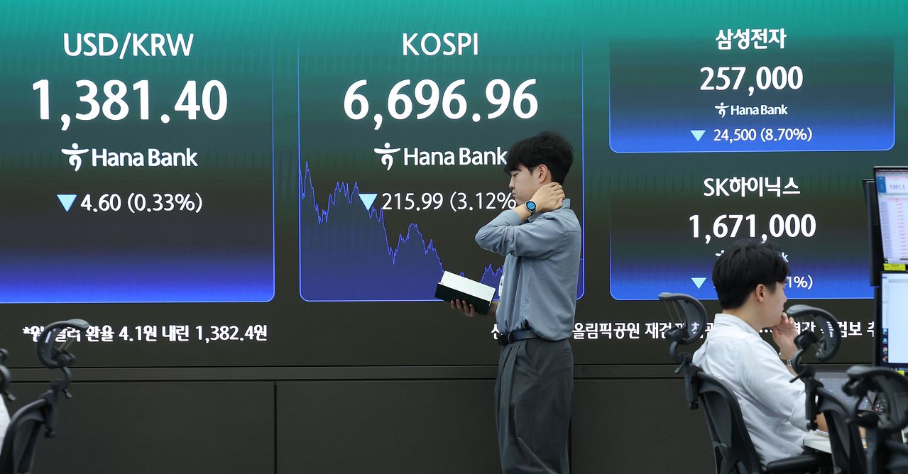 24일 오후 서울 중구 하나은행 본점 딜링룸 전광판에 달러·원 환율과 코스피 종가가 표시돼 있다. 이날 환율은 오후 3시30분 기준 전거래일보다 4.1원 내린 1382.4원을 기록했다. [뉴스1]