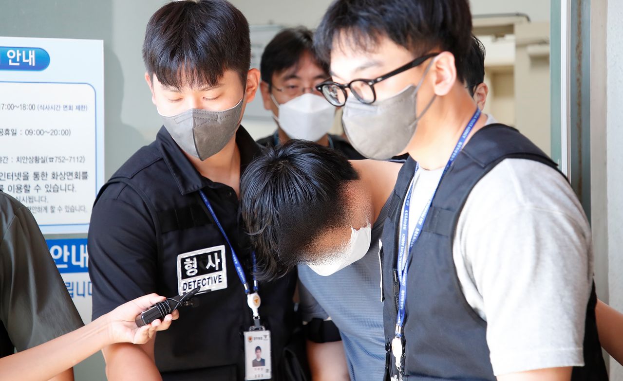 장미란(37)씨 등 실종자 허위 종결 사건으로 직무유기 등 혐의를 받고 있는 제주 서부경찰서 소속 A경장이 24일 오전 영장실질심사에 출석하기 위해 이동하고 있다. 뉴시스