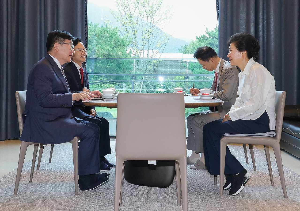 정점식 국민의힘 원내대표가 지난 19일 대구 달성군 박근혜 전 대통령 사저에서 박근혜 전 대통령을 예방하고 있다. 사진 국민의힘