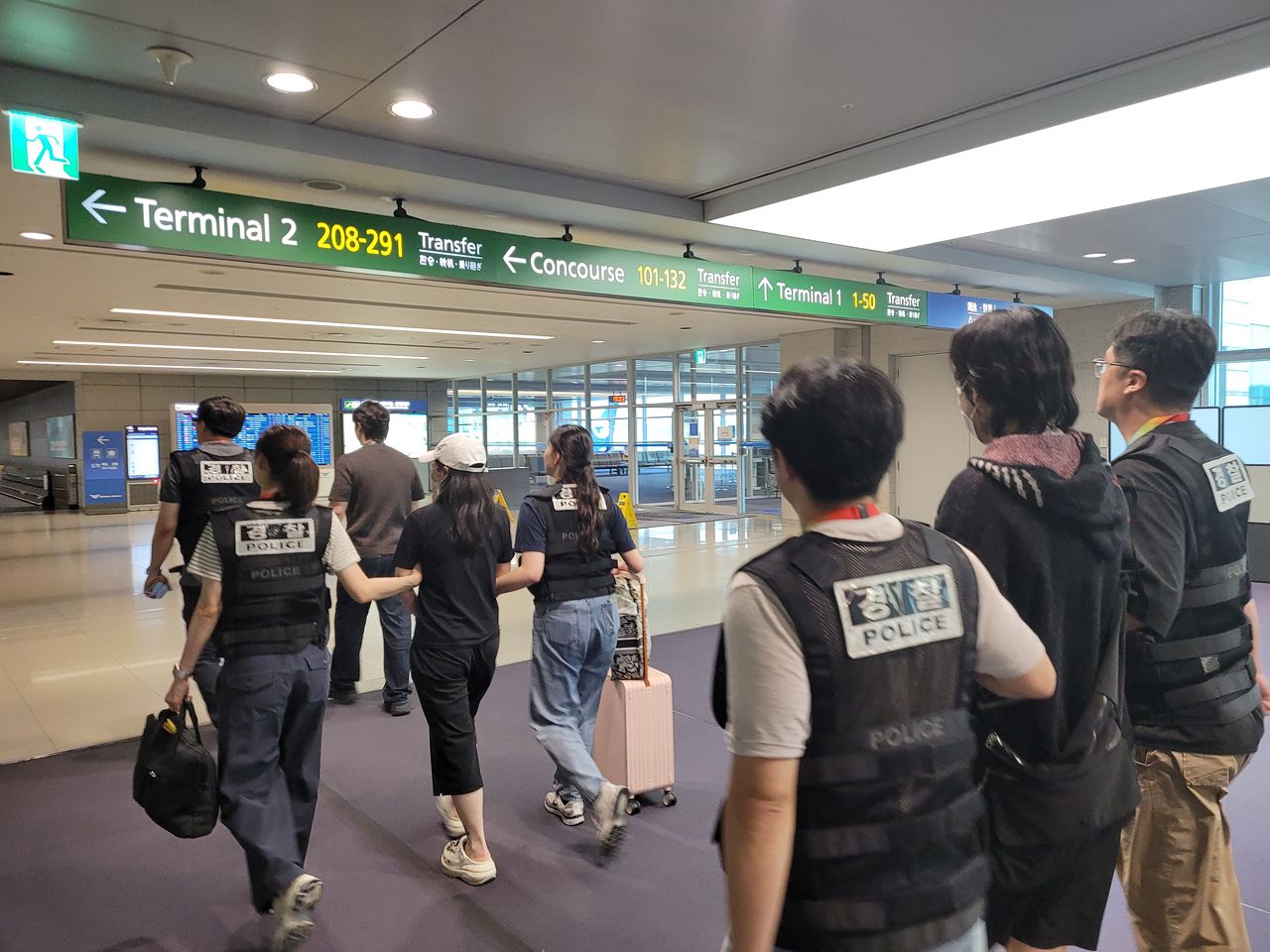 지난 6일 강원경찰청 광역범죄수사대 관계자들이 중국 현지에서 강제 송환된 한국인 보이스피싱 조직원 6명을 공항에서 검거한 모습. [사진 강원경찰청]