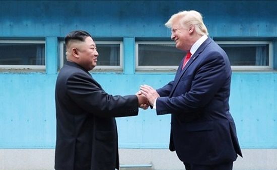 김정은(왼쪽) 북한 국무위원장과 도널드 트럼프 미국 대통령이 지난 2019년 6월 30일 판문점에서 만나 손을 맞잡은 모습. 조선중앙통신, 연합뉴스