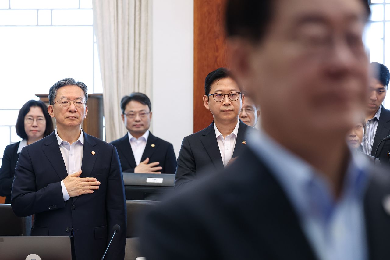 정성호 법무부 장관이 지난 4일 청와대에서 열린 국무회의에서 국민의례를 하고 있다. 뉴스1