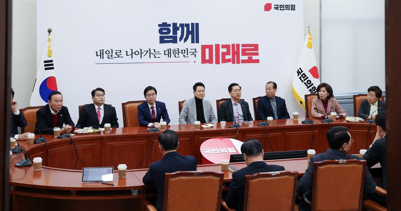 장동혁 국민의힘 대표가 2월 26일 당시 국회에서 비공개 4선 이상 중진 의원들과 면담을 하고 있다. 임현동 기자