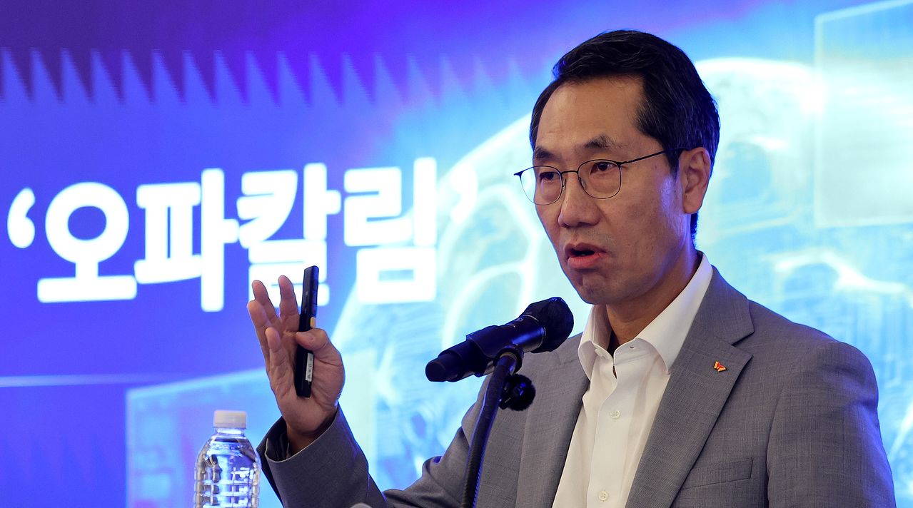 이동훈 SK바이오팜 대표가 26일 서울 소공동 웨스틴조선서울에서 열린 기자간담회에서 후기 임상 단계의 뇌전증 신약 후보물질 도입에 대해 설명하고 있다. 뉴스1