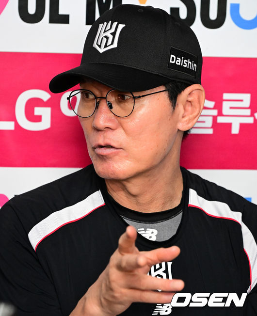 [OSEN=잠실, 지형준 기자] 19일 서울 잠실야구장에서 2026 신한 SOL KBO리그 LG 트윈스와 KT 위즈의 경기가 열렸다.LG는 앤더스 톨허스트, KT는 데이비스 대니엘이 선발로 나섰다.KT 이강철 감독이 취재진과 이야기를 나누고 있다. 2026.08.19 / jpnews@osen.co.kr