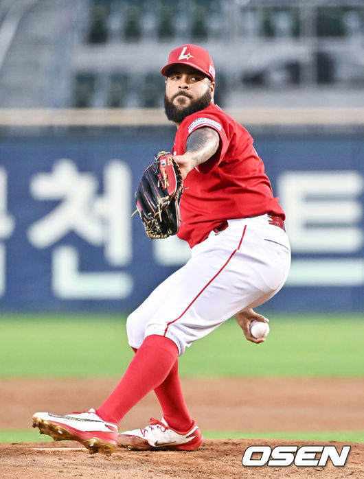 [OSEN=잠실, 박준형 기자] 16일 서울 잠실야구장에서 2026 신한 SOL KBO리그LG 트윈스와SSG 랜더스의 경기가 열렸다.이날 LG는카라스코를, SSG는 아빌라를 선발로 내세웠다.3회말 SSG 선발투수 아빌라가 역투하고 있다.    2026.08.16 / soul1014@osen.co.kr