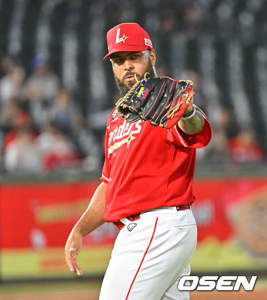 [OSEN=부산, 이석우 기자] 22일 부산 사직야구장에서 2026 신한 SOL KBO 리그 롯데 자이언츠와 SSG 랜더스의 경기가 열렸다. 홈팀 롯데는 박세웅이, 방문팀 SSG는 아빌라가 선발 출전했다.SSG 랜더스 아빌라가 5회말 2사 롯데 자이언츠 전민재의 1루 땅볼을 잡아 아웃시킨 전의산을 보며 감사하고 있다. 2026.07.22 / foto0307@osen.co.kr