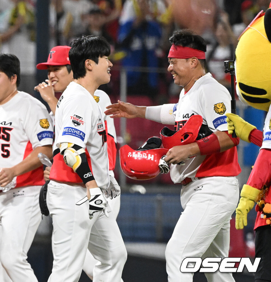 [OSEN=광주, 이대선 기자] KIA 타이거즈가 역전 끝내기 만루홈런으로 기적의 승리를 따냈다.KIA는 25일 광주-기아 챔피언스필드에서 열린 2026 신한은행 SOL KBO리그 롯데 자이언츠와의 팀간 13차전을 8-5로 승리했다. 9회말 대타 이호연의 극적인 만루홈런이 터졌다. 지난 23일 키움전에서 9회말 역전 끝내기 만루홈런을 맞은 굴욕을 멋지게 극복했다. 9회말 2사 KIA 이호연이 만루에서 끝내기 홈런을 치고 김태군과 환호하고 있다. 2026.08.25 /sunday@osen.co.kr