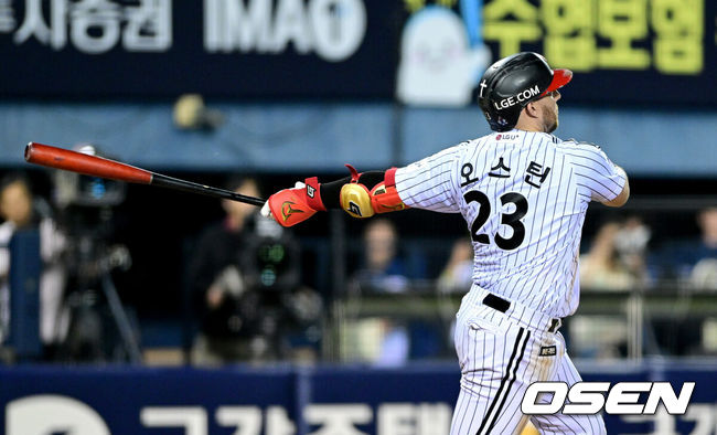 [OSEN=잠실, 최규한 기자] 25일 서울 잠실야구장에서 ‘2026 신한 SOL Bank KBO리그’ LG 트윈스와 NC 다이노스의 경기가 열렸다.홈팀 LG는 앤더스 톨허스트, 방문팀 NC는 커티스 테일러를 선발로 내세웠다.8회말 1사 1, 3루 상황 LG 오스틴이 역전 좌월 스리런포를 날리고 있다. 2026.08.25 / dreamer@osen.co.kr