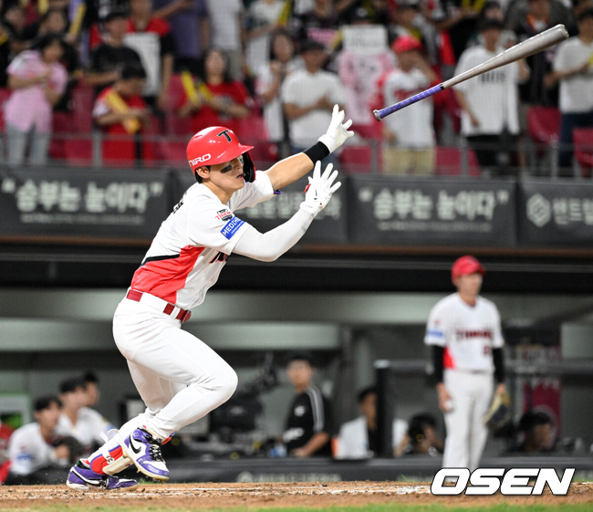 [OSEN=광주, 이대선 기자] 25일 광주-기아 챔피언스필드에서 2026 신한 SOL KBO리그 KIA 타이거즈와 롯데 자이언츠의 경기가 열렸다.이날 KIA는 시라카와, 롯데는 비슬리를 선발로 내세웠다.6회말 2사에서 KIA 김도영이 우전 안타를 치고 있다. 2026.08.25 /sunday@osen.co.kr