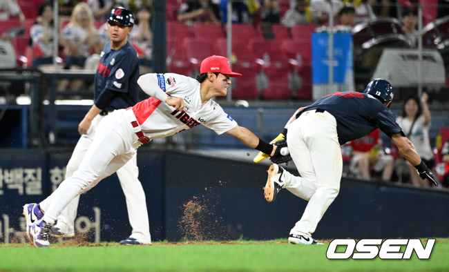 [OSEN=광주, 이대선 기자] 25일 광주-기아 챔피언스필드에서 2026 신한 SOL KBO리그 KIA 타이거즈와 롯데 자이언츠의 경기가 열렸다.이날 KIA는 시라카와, 롯데는 비슬리를 선발로 내세웠다.9회초 2사 2루에서 롯데 황성빈의 안타 때 3루 멈춤 사인에 급히 귀루하던 2루주자 전민재가 KIA 김도영에게 태그아웃되고 있다. 2026.08.25 /sunday@osen.co.kr