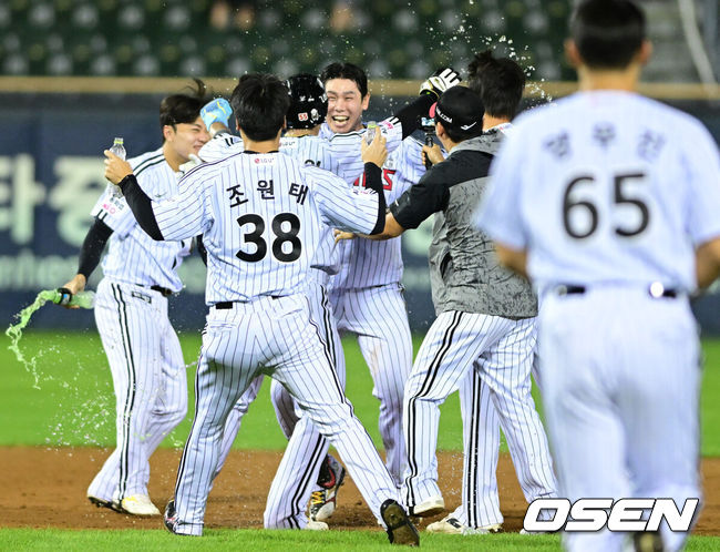 [OSEN=잠실, 최규한 기자] 프로야구 LG 트윈스가NC 다이노스 상대로 극적인 끝내기 승리로 2연승을 이어갔다.LG는 25일 서울 잠실구장에서 열린 2026 KBO리그NC와 경기에서 연장 10회 5-4 끝내기 승리를 거뒀다.8회 오스틴이 역전 스리런 홈런을 터뜨렸다. 연장 10회 2사 만루에서 홍창기의 끝내기 안타가 나왔다.LG 홍창기가 연장 10회말 2사 만루에서 끝내기 안타를 날리고 �E료들의 축하를 받고 있다. 2026.08.25 / dreamer@osen.co.kr