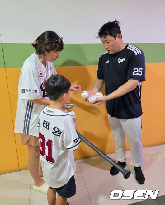 [OSEN=수원, 이후광 기자] 양의지가 300호 홈런공을 습득해 구단에 기부한 팬에 선물을 하고 있다 / backlight@osen.co.kr