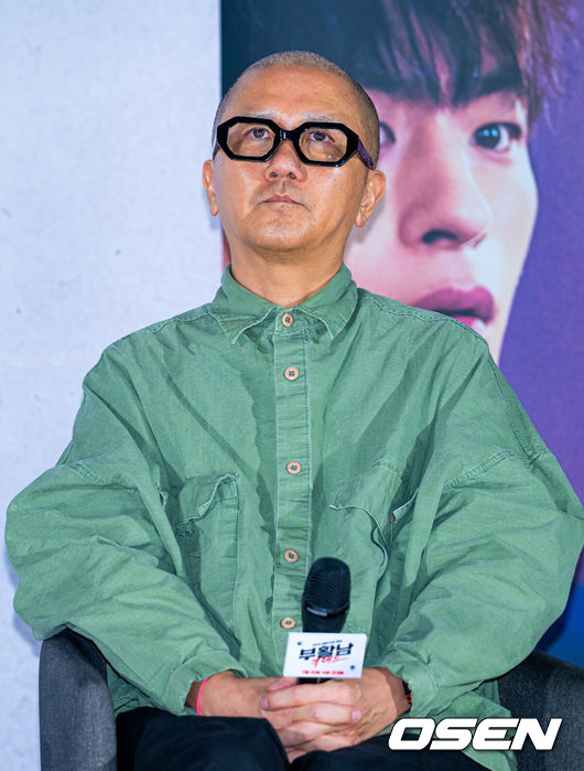 [OSEN=민경훈 기자] 영화 ‘부활남: 더 레드’ 제작보고회가 26일 서울 롯데시네마 건대입구에서 열렸다.영화 ‘부활남: 더 레드’(백종열 감독)는 근거 없는 자신감이 유일한 스펙인 취준생 석환(구교환)이 죽은 뒤 72시간이면 부활하는 능력을 갖고 있다는 걸 알게 된 후 의문의 추격을 당하며 펼쳐지는 이야기를 그린다. 백종열 감독이 기자간담회에서 생각에 잠겨있다. 2026.08.26 /rumi@osen.co.kr