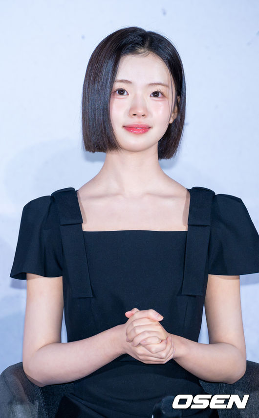 [OSEN=민경훈 기자] 영화 ‘부활남: 더 레드’ 제작보고회가 26일 서울 롯데시네마 건대입구에서 열렸다.영화 ‘부활남: 더 레드’(백종열 감독)는 근거 없는 자신감이 유일한 스펙인 취준생 석환(구교환)이 죽은 뒤 72시간이면 부활하는 능력을 갖고 있다는 걸 알게 된 후 의문의 추격을 당하며 펼쳐지는 이야기를 그린다. 배우 김시아가 기자간담회에서 미소 짓고 있다. 2026.08.26 /rumi@osen.co.kr