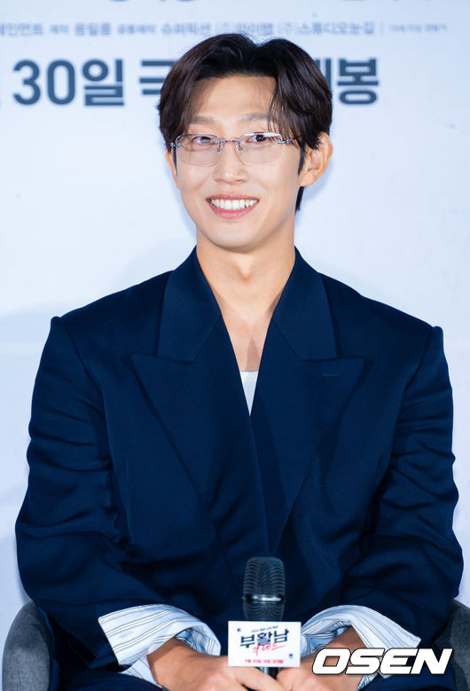 [OSEN=민경훈 기자] 영화 ‘부활남: 더 레드’ 제작보고회가 26일 서울 롯데시네마 건대입구에서 열렸다.영화 ‘부활남: 더 레드’(백종열 감독)는 근거 없는 자신감이 유일한 스펙인 취준생 석환(구교환)이 죽은 뒤 72시간이면 부활하는 능력을 갖고 있다는 걸 알게 된 후 의문의 추격을 당하며 펼쳐지는 이야기를 그린다. 배우 강기영이 기자간담회에서 미소 짓고 있다. 2026.08.26 /rumi@osen.co.kr