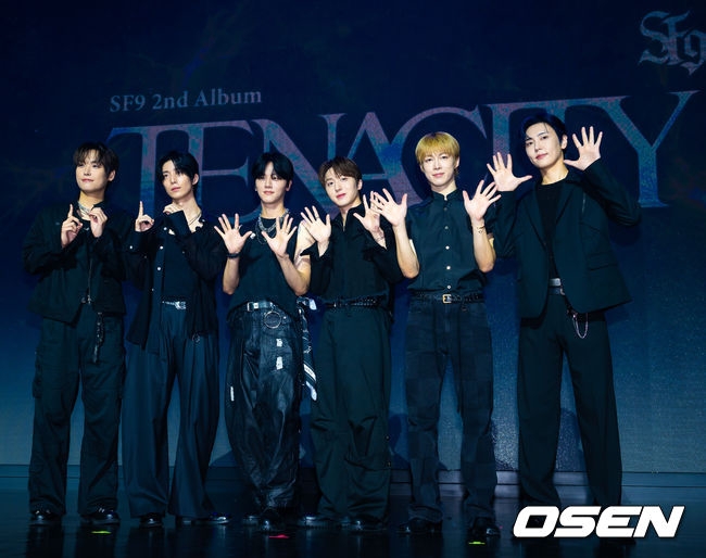 [OSEN=민경훈 기자] 그룹 SF9(에스에프나인) 2nd Album ‘TENACITY(터내서티)’ 쇼케이스가 26일 서울 마포구 큐브컨벤션센터에서 열렸다.  앨범명은 '끈기와 집념'이라는 사전적 의미와 함께 데뷔 10주년(TEN)의 궤적을 엮어냈다. 지난 10년간의 음악적 서사와 향후 도약의 의지를 담은 신보다. 타이틀곡 '위드아웃 윙스(Without Wings)'는 '날개 없이도 스스로 비상한다'는 메시지를 녹여낸 곡이다  SF9 인성, 휘영, 영빈, 찬희, 다원, 재윤이 무대 위에서 포즈를 취하고 있다. 2026.08.26 /rumi@osen.co.kr
