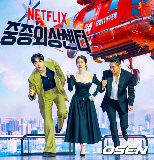 [OSEN=민경훈 기자] 21일 오전 넷플릭스 시리즈 '중증외상센터' 제작발표회가 서울 강남구 삼성동 그랜드 인터컨티넨탈 서울 파르나스 그랜드볼룸에서 진행됐다. '중증외상센터'는 전장을 누비던 천재 외과 전문의 백강혁(주지훈 분)이 유명무실한 중증외상팀을 심폐 소생하기 위해 부임하면서 벌어지는 통쾌한 이야기다.24일 넷플릭스를 통해 전 세계에 공개된다.배우 추영우, 하영, 주지훈이 포토타임을 갖고 있다. 2025.01.21 / rumi@osen.co.kr