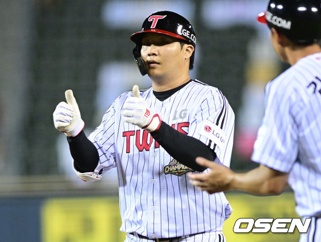 [OSEN=잠실, 최규한 기자] 25일 서울 잠실야구장에서 ‘2026 신한 SOL Bank KBO리그’ LG 트윈스와 NC 다이노스의 경기가 열렸다.홈팀 LG는 앤더스 톨허스트, 방문팀 NC는 커티스 테일러를 선발로 내세웠다.7회말 무사 선두타자로 나선 LG 문보경이 안타를 날리고 1루에 안착해 기뻐하고 있다. 2026.08.25 / dreamer@osen.co.kr