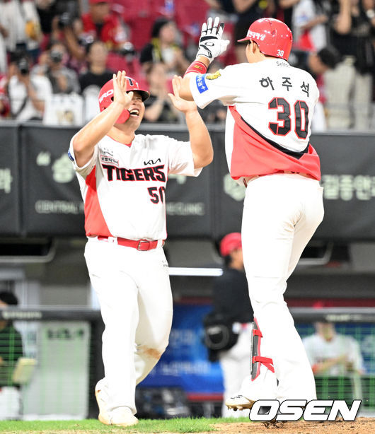환한 미소로 홈런타자 맞이하는 박상준