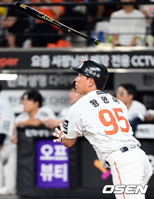 [OSEN=대전, 조은정 기자]20일 대전한화생명볼파크에서 2026 신한은행 SOL KBO리그 한화 이글스와 KIA 타이거즈의 경기가 열렸다.경기에 한화는 류현진, KIA는 황동하를 선발투수로 내세웠다.2회말 2사 1루에서 한화 황영묵이 선제 우중월 투런 홈런을 날리고 있다. 2026.08.20 /cej@osen.co.kr