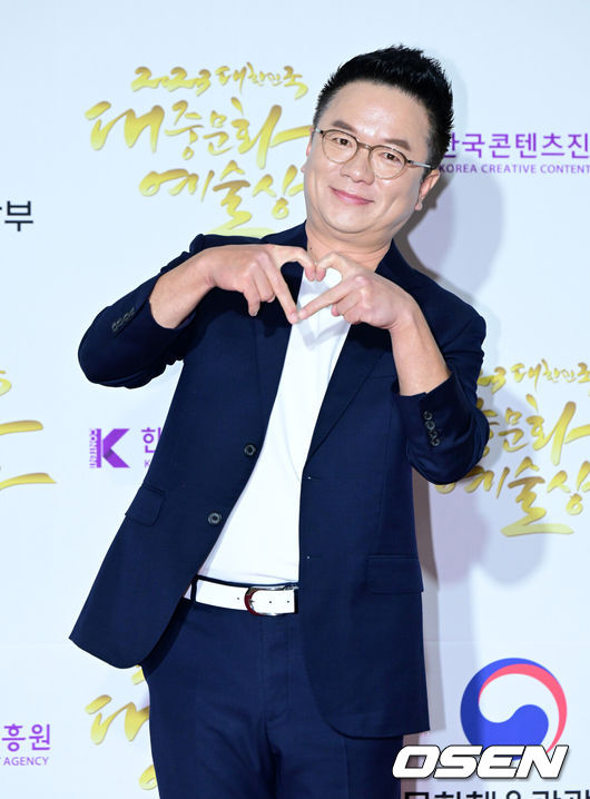 [OSEN=지형준 기자] 21일 오후 서울 장충동 국립극장 해오름극장에서 2023 대한민국 대중문화예술상 시상식이 열렸다.국무총리표창을 수상한 개그맨 김태균이 포토타임을 하고 있다. 2023.10.21 /jpnews@osen.co.kr