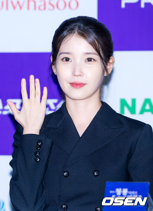 [OSEN=민경훈 기자] 7일 서울 CGV 여의도에서 제5회 청룡시리즈어워즈 핸드프린팅 행사가 열렸다.이 자리에는 주지훈, 아이유, 이광수, 염혜란, 추영우, 김민하, 기안84, 이수지, 문상훈, 미미이 참석했다. 배우 아이유가 핸드프린팅을 들고 포즈를 취하고 있다. 2026.07.07 / rumi@osen.co.kr