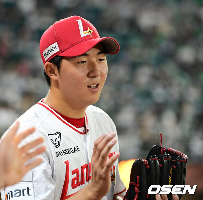 [OSEN=인천, 지형준 기자] 29일 인천SSG랜더스필드에서 2026 신한 SOL KBO리그 SSG 랜더스와 두산 베어스의 경기가 열렸다.SSG은 김민준, 두산은 최승용을 선발로 내세웠다.6회초 수비를 마친 SSG 김민준이 미소짓고 있다. 2026.07.29 / jpnews@osen.co.kr