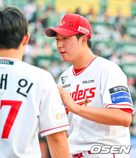 [OSEN=인천, 민경훈 기자] 4일 인천 SSG랜더스필드에서 2026 신한 SOL KBO리그SSG 랜더스와LG 트윈스의 경기가 열렸다.이날 SSG는김민준, LG는웰스를 선발로 내세웠다.SSG 선발 김민준이 3회초를 마친 후 덕아웃으로 들어가며 하이파이브를 하고 있다. 2026.08.04 / rumi@osen.co.kr