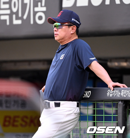 [OSEN=광주, 이대선 기자] 26일 광주-기아 챔피언스필드에서 2026 신한 SOL KBO리그 KIA 타이거즈와 롯데 자이언츠의 경기가 열렸다.이날 KIA는 황동하, 롯데는 로드리게스를 선발로 내세웠다.경기에 앞서 롯데 김태형 감독이 훈련 중인 선수들을 바라보고 있다. 2026.08.26 /sunday@osen.co.kr