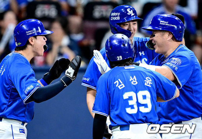 [OSEN=고척, 최규한 기자] 26일 서울 고척스카이돔에서 ‘2026 신한 SOL Bank KBO리그’ 키움 히어로즈와 삼성 라이온즈의 경기가 열렸다.홈팀 키움은 박준현, 방문팀 삼성은 최원태를 선발로 내세웠다.1회초 무사 만루 상황 삼성 최형우가 선제 중월 만루포를 터트리고 홈을 밟은 뒤 선행주자들과 인사를 나누고 있다. 2026.08.26 / dreamer@osen.co.kr