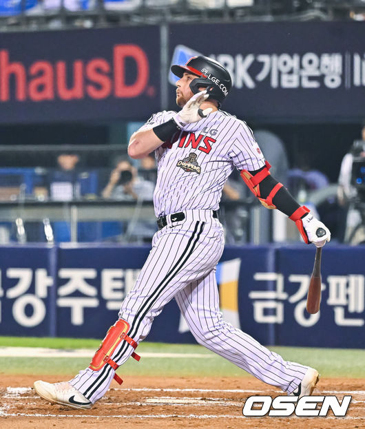 [OSEN=잠실, 박준형 기자] 26일 서울 잠실야구장에서 ‘2026 신한 SOL Bank KBO리그’ LG 트윈스와 NC 다이노스의 경기가 열렸다.이날 LG는 임찬규를, NC는 구창모를 선발로 내세웠다.7회말 1사 1,2루 LG 오스틴이 2점 홈런을 날리고 있다.     2026.08.26 / soul1014@osen.co.kr