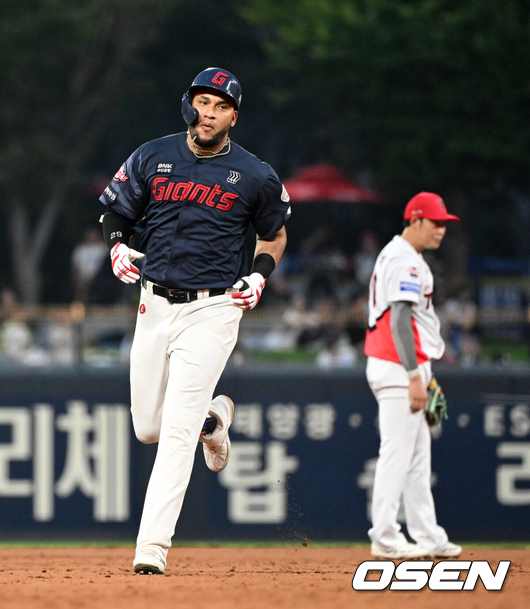 [OSEN=광주, 이대선 기자] 26일 광주-기아 챔피언스필드에서 2026 신한 SOL KBO리그 KIA 타이거즈와 롯데 자이언츠의 경기가 열렸다.이날 KIA는 황동하, 롯데는 로드리게스를 선발로 내세웠다.3회초 2사 1루에서 롯데 레이예스가 우월 투런 홈런을 치고 그라운드를 달리고 있다. 2026.08.26 /sunday@osen.co.kr