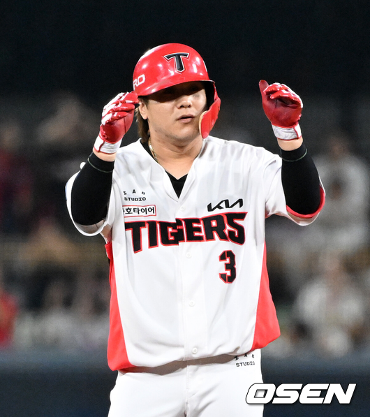 [OSEN=광주, 이대선 기자] 26일 광주-기아 챔피언스필드에서 2026 신한 SOL KBO리그 KIA 타이거즈와 롯데 자이언츠의 경기가 열렸다.이날 KIA는 황동하, 롯데는 로드리게스를 선발로 내세웠다.5회말 2사 만루에서 KIA 김선빈이 중월 3타점 적시 2루타를 치고 환호하고 있다. 2026.08.26 /sunday@osen.co.kr