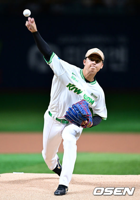 [OSEN=고척, 최규한 기자] 26일 서울 고척스카이돔에서 ‘2026 신한 SOL Bank KBO리그’ 키움 히어로즈와 삼성 라이온즈의 경기가 열렸다.홈팀 키움은 박준현, 방문팀 삼성은 최원태를 선발로 내세웠다.키움 선발 박준현이 힘차게 공을 뿌리고 있다. 2026.08.26 / dreamer@osen.co.kr