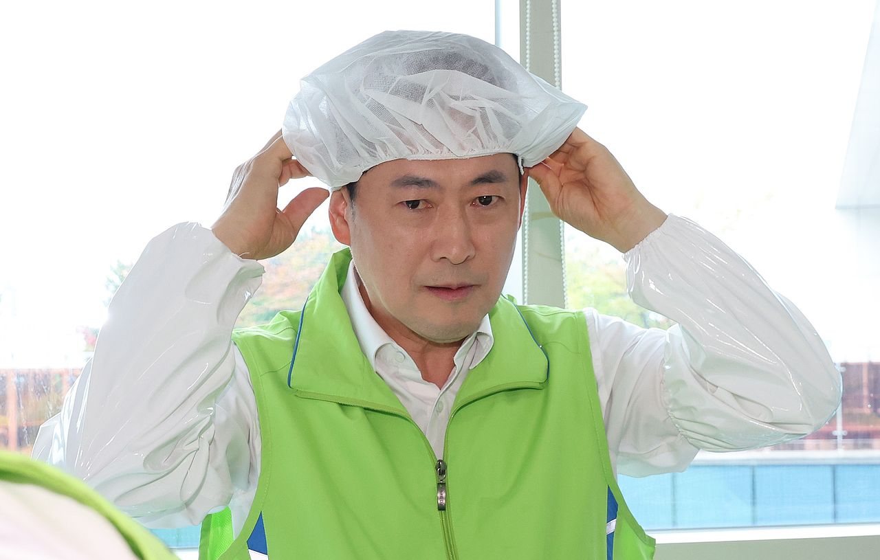 국민의힘 장동혁 대표가 26일 서울 마포구 우리마포복지관에서 배식 봉사 준비를 하고 있다. 연합뉴스