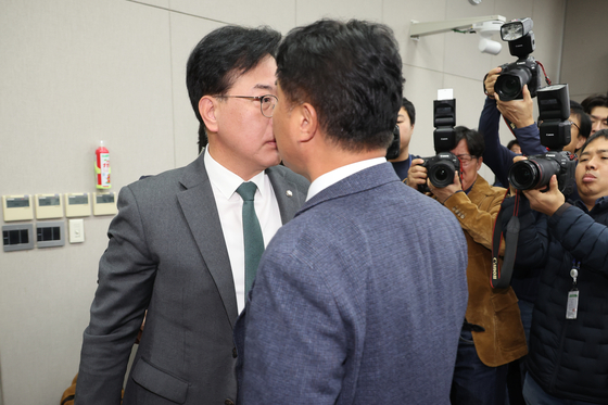 지난해 11월 당시 국민의힘 송언석 원내대표와 더불어민주당 이기헌 의원이 서울 여의도 국회에서 열린 운영위원회의 대통령비서실과 국가안보실, 대통령경호처 등에 대한 국정감사에서 여야 설전으로 정회된 직후 이른바 '배치기'를 하며 충돌하고 있다. 연합뉴스