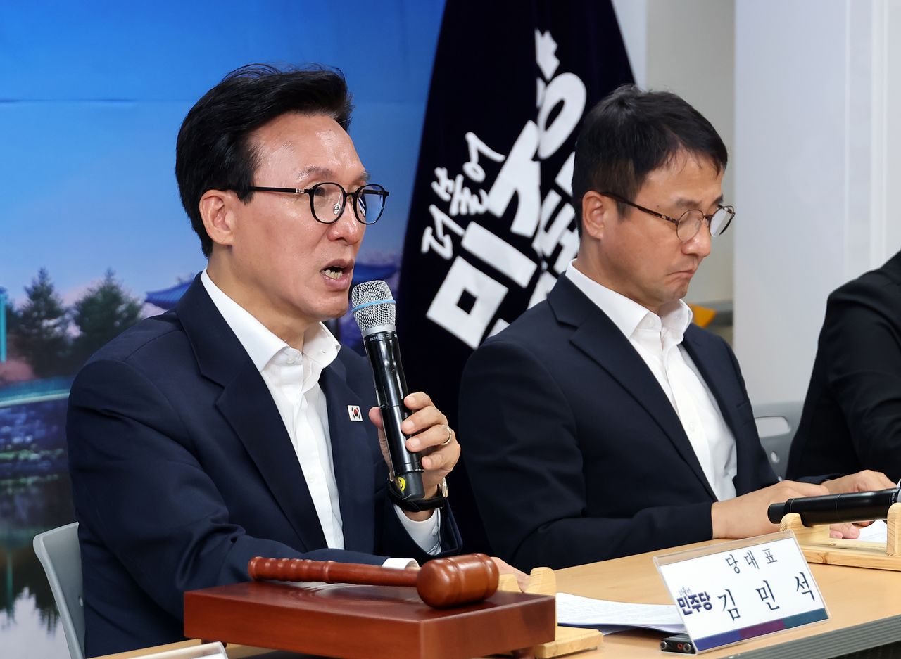 김민석 더불어민주당 대표가 26일 경북 안동시 민주당 경북도당 사무실에서 열린 최고위원회의에서 발언하고 있다. 연합뉴스