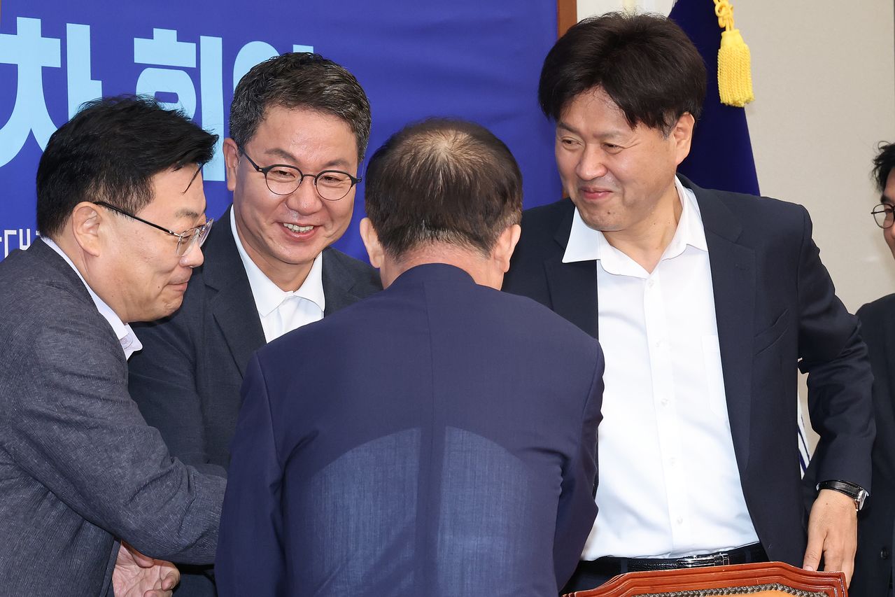 미소 짓는 김용 민주연구원 혁신 TF 위원   (서울=연합뉴스) 이동해 기자 = 김용 민주연구원 혁신 TF 위원이 25일 국회에서 열린 '민주연구원 혁신 TF 1차 회의'에 입장해 강득구 단장을 비롯한 위원들과 인사하고 있다. 2026.8.25   eastsea@yna.co.kr (끝)  〈저작권자(c) 연합뉴스, 무단 전재-재배포, AI 학습 및 활용 금지〉