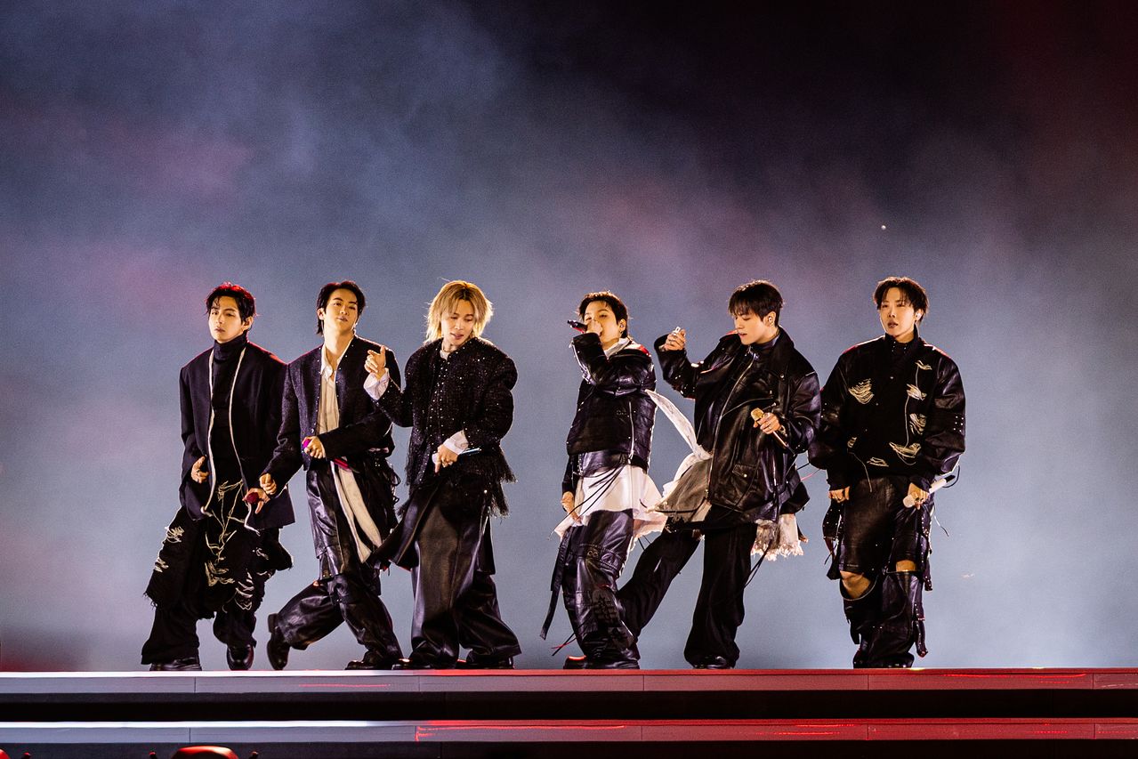 방탄소년단(BTS)이 지난 3월 21일 서울 광화문광장에서 'BTS 컴백 라이브: 아리랑' 발매 기념 컴백 공연을 하고 있다. 사진 빅히트 뮤직·넷플릭스