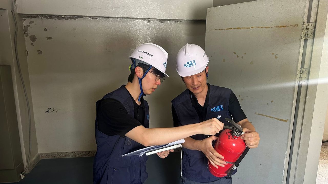 한국교육시설안전원 호남제주권지부 직원들이 순천 지역 교육시설을 방문해 기숙사와 급식실 등 주요시설을 중심으로 재난예방 종합 안전점검을 실시하고 있다. [사진 한국교육시설안전원]