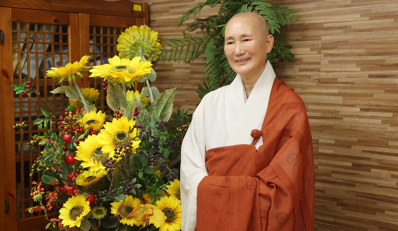  수많은 임종을 지켜본 능행 스님도 모든 죽음 앞에서 의연했던 것은 아니다. 스물한 살 백혈병 환자를 떠나보낸 뒤에는 “자식을 어떻게든 살리고 싶은 부모의 마음을 처음 알았다”고 했다. 송봉근 객원기자