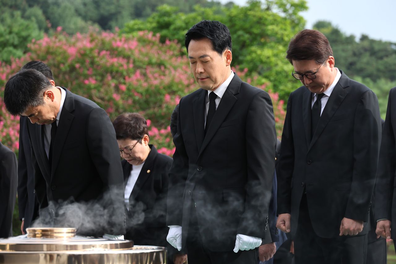 취임 1주년을 맞은 장동혁 국민의힘 대표가 26일 서울 동작구 국립서울현충원을 찾아 현충탑을 참배하고 있다. 뉴스1