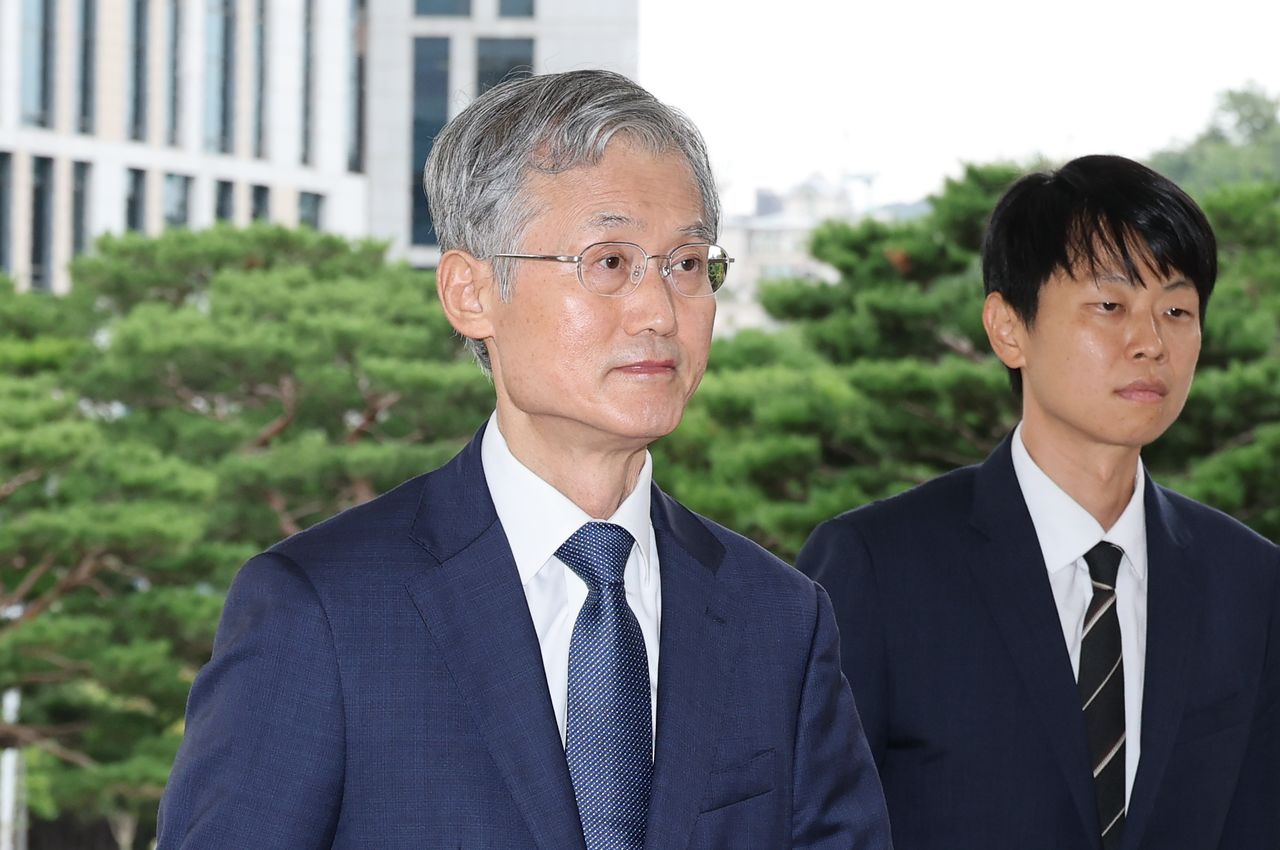  조희대 대법원장이 26일 서울 서초구 대법원으로 출근하고 있다. 연합뉴스