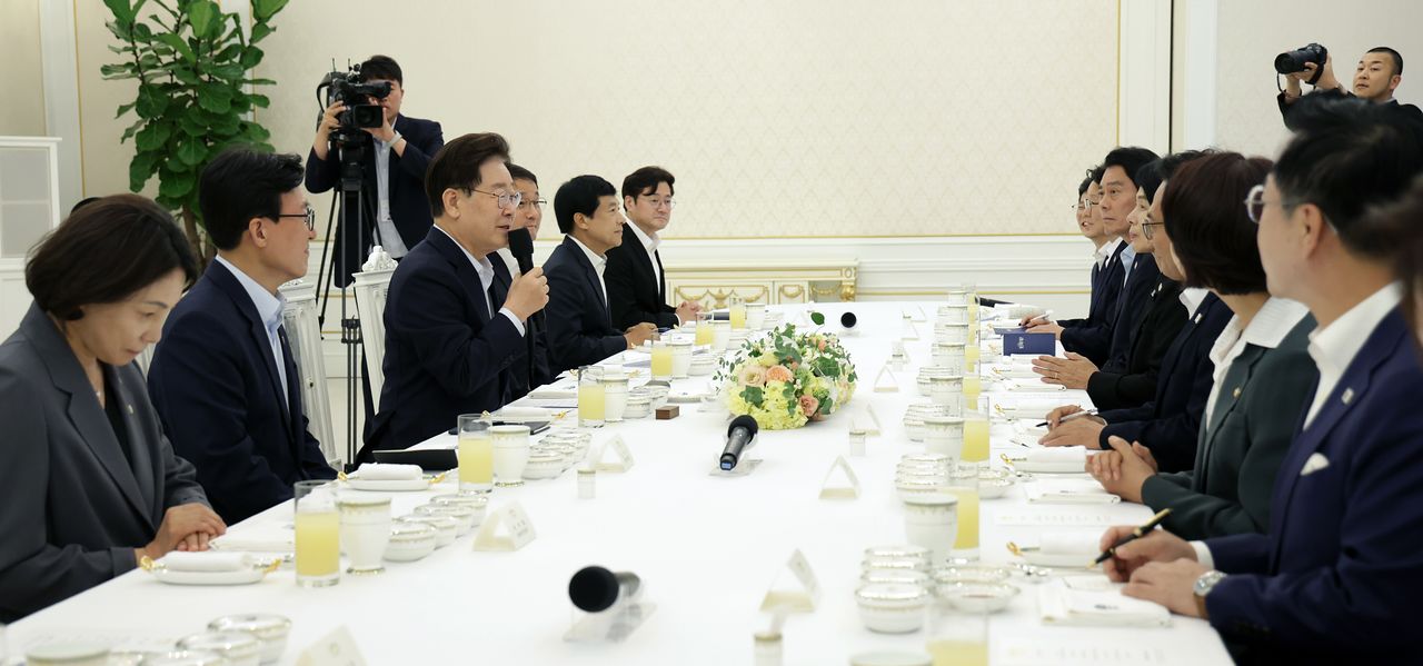 이재명 대통령이 25일 청와대에서 열린 더불어민주당 신임 지도부 만찬 간담회에서 발언하고 있다. 2026.8.25 청와대사진기자단