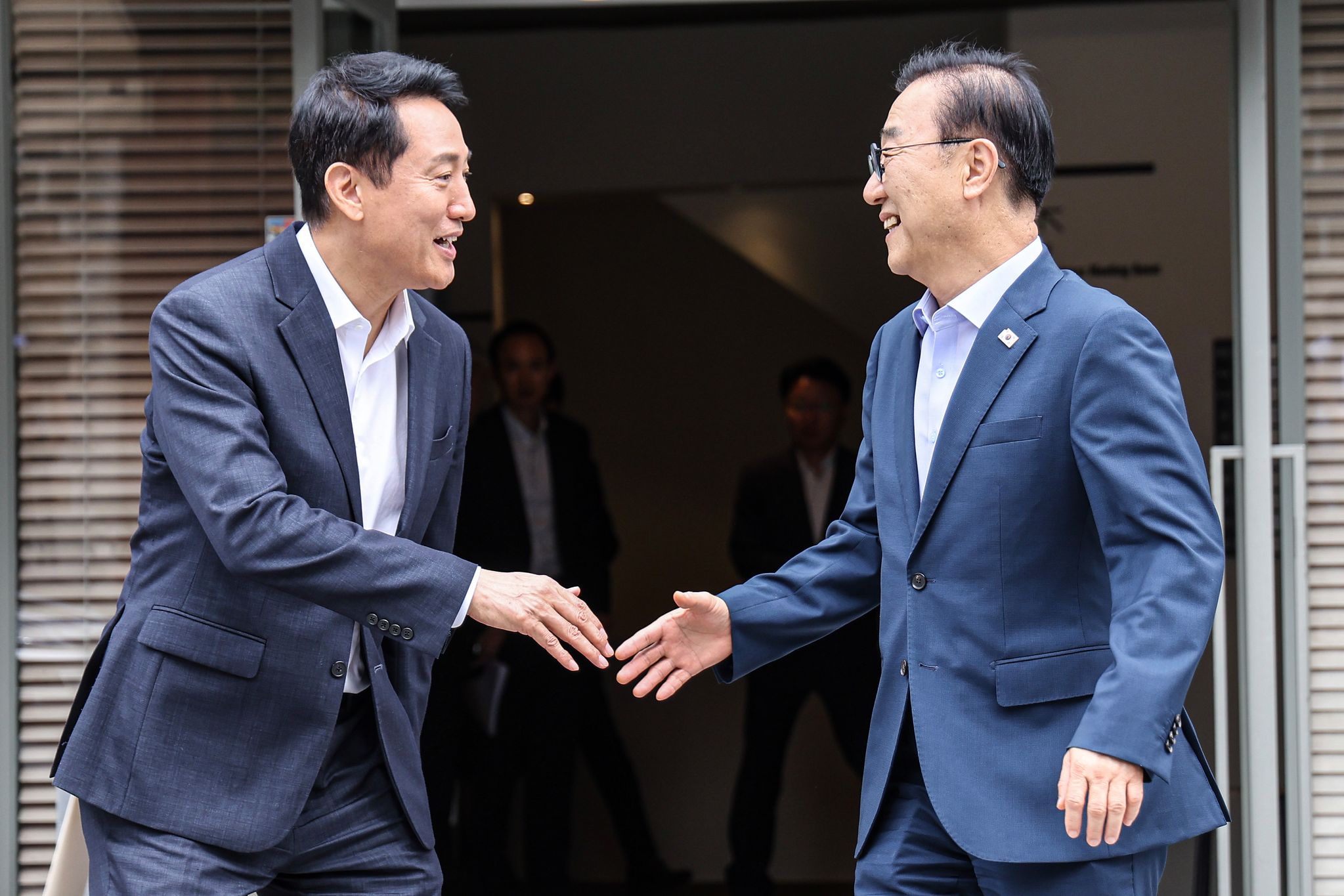 김윤덕 국토교통부 장관(오른쪽)과 오세훈 서울시장이 26일 오전 서울 중구 컨퍼런스하우스 달개비에서 용산공원 주택 공급을 비롯한 부동산 문제 협의를 위한 회동을 마친 뒤 인사를 나누고 있다. 김경록 기자